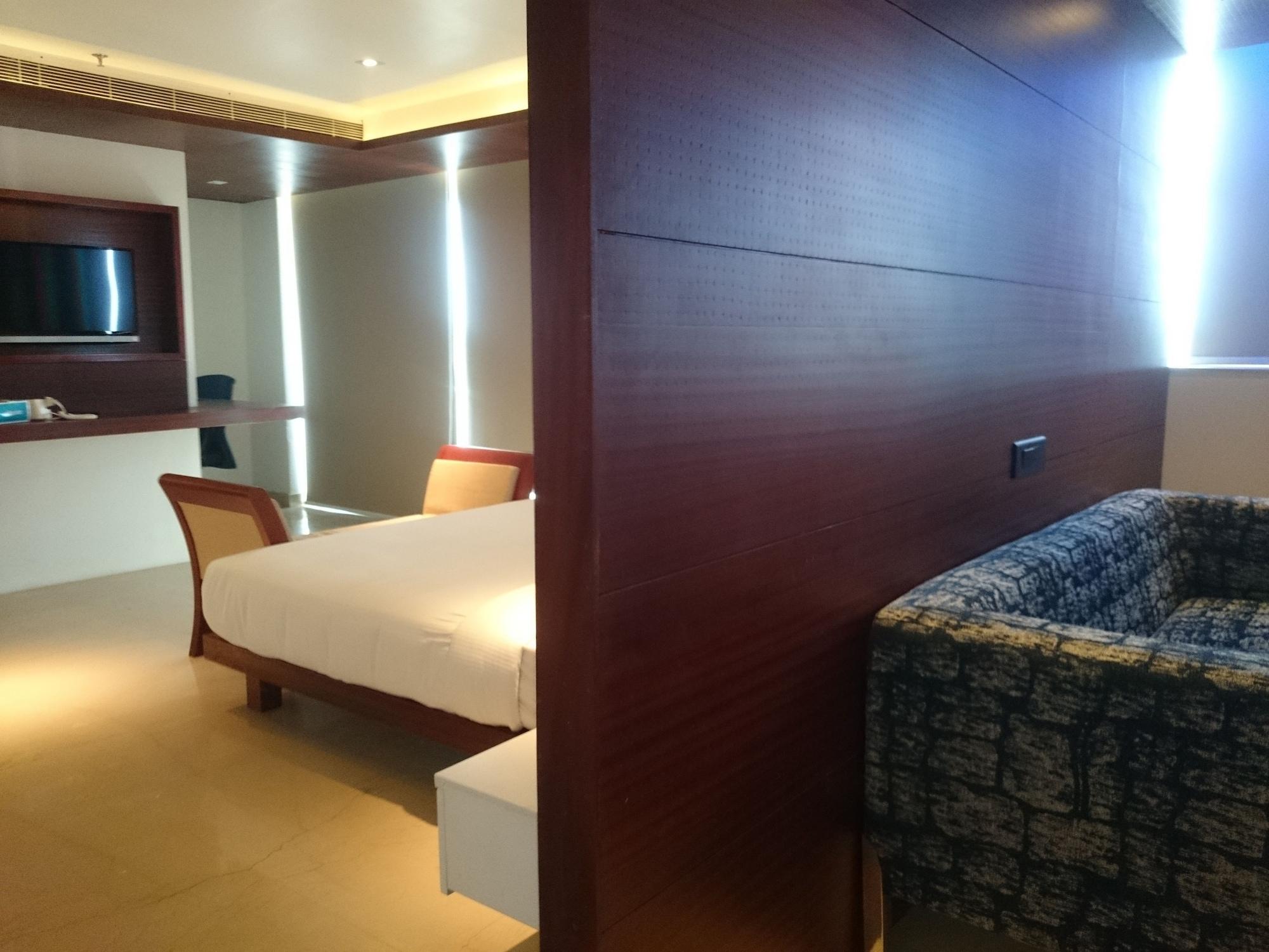 Diana Heights Luxury Hotel Nedumbassery Extérieur photo