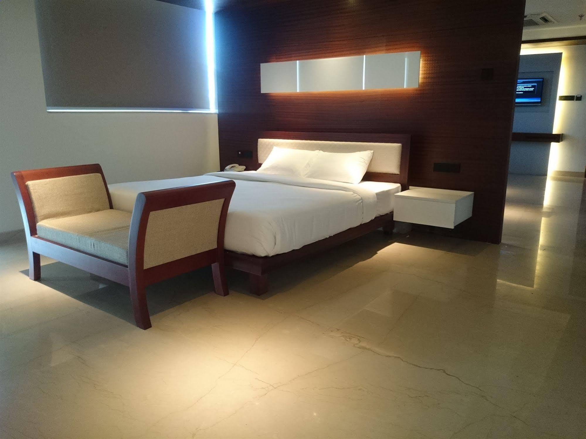 Diana Heights Luxury Hotel Nedumbassery Extérieur photo